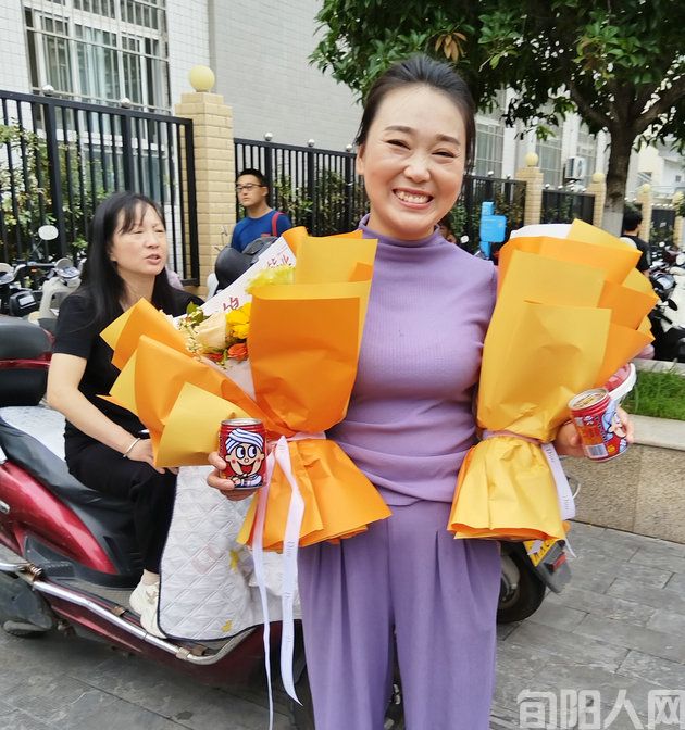 2025年高考:感爱考场外的温暖守候与爱的传递(图3) 高考2.jpg