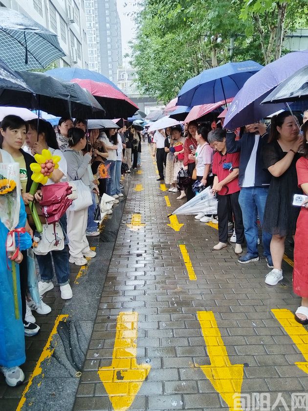 2025年高考:感爱考场外的温暖守候与爱的传递(图4) 高考00.jpg