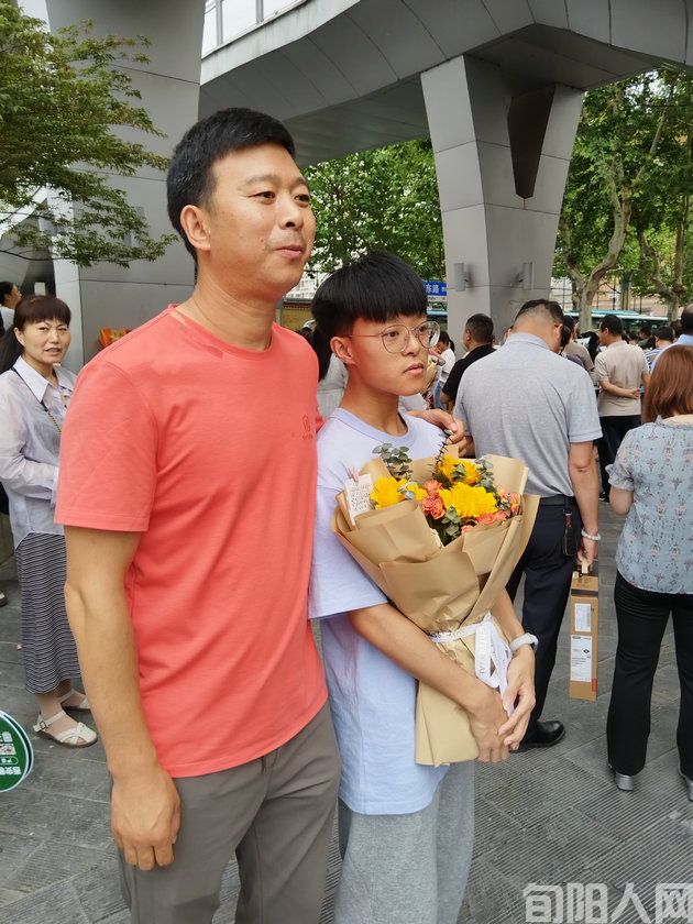 2025年高考:感爱考场外的温暖守候与爱的传递(图6) 高考7.jpg