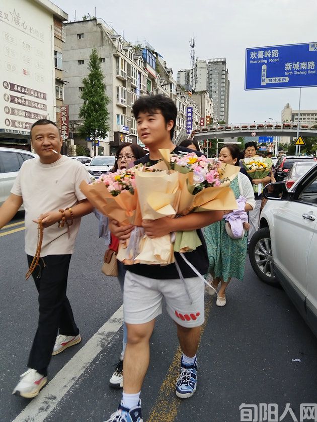 2025年高考:感爱考场外的温暖守候与爱的传递(图7) 高考4.jpg