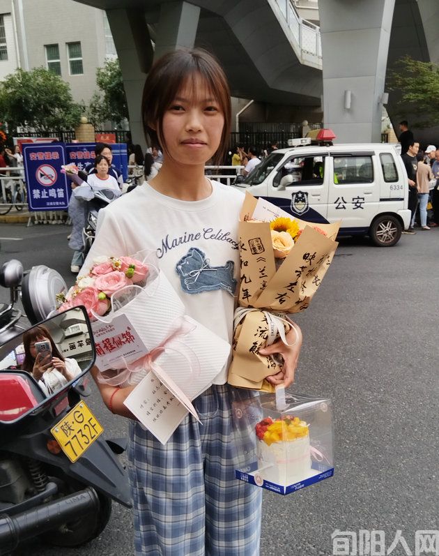 2025年高考:感爱考场外的温暖守候与爱的传递(图8) 高考3.jpg