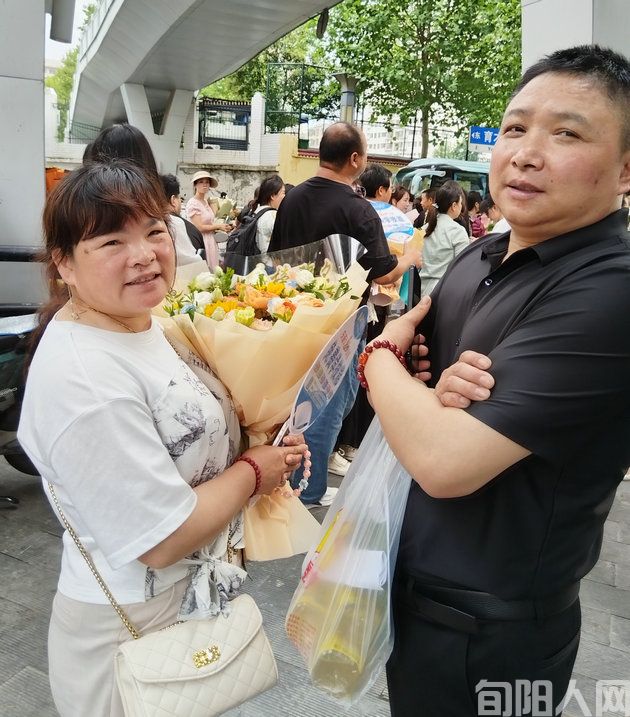 2025年高考:感爱考场外的温暖守候与爱的传递(图6) 高考6.jpg