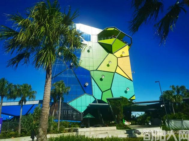 李康平:《异域风情(4):昆士兰的艺术色彩》(图1) 001.jpg