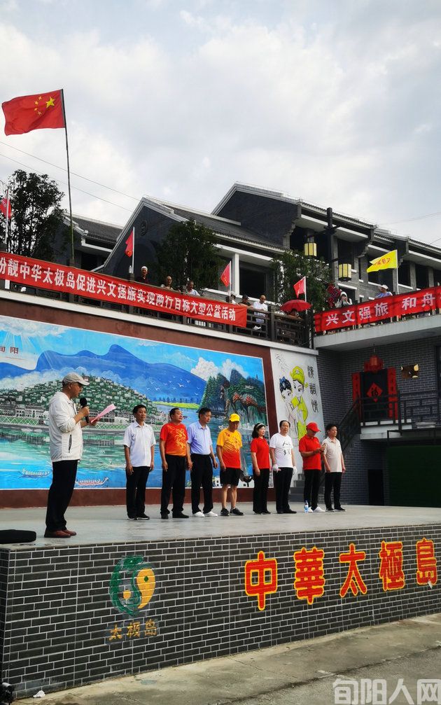 旬阳市棕溪商会联合文化社团开展&ldquo;扮靓太极城&rdquo;公益活动