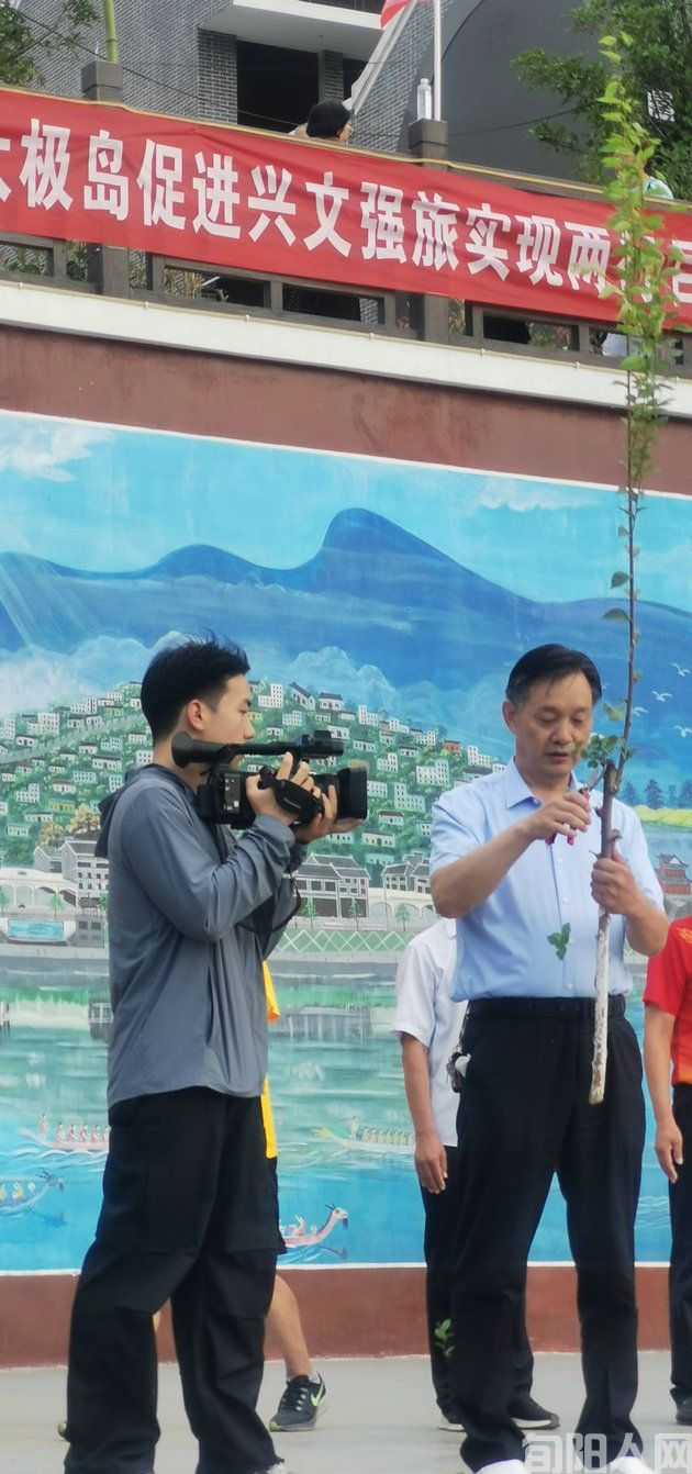 旬阳市棕溪商会联合文化社团开展“扮靓太极城”公益活动(图2) 2.jpg