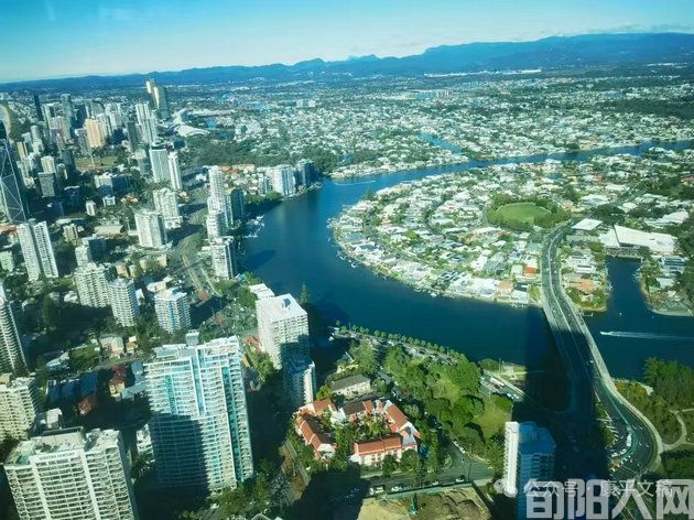 李康平:《异域风情(9):星空塔观景》(图2) 2.jpg