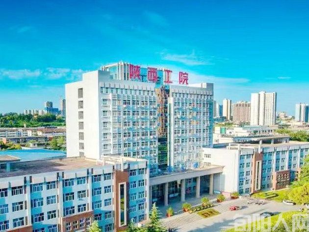 张根劳:大国现代工匠的摇篮——祝贺陕西工业职业技术大学成立(诗2首)(图1) 张.jpg