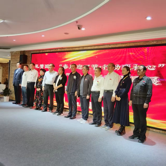 书画“云”上红,银杏映初心——“春风行动”数字艺术展西安炫亮启幕(图1) 01.jpg