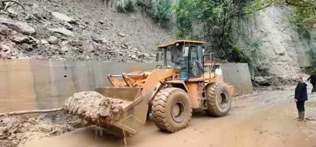 “鲁”力同心·旬阳守路铁军:风雨逆行保15条农村公路“双节”畅通(图2) 2.jpg